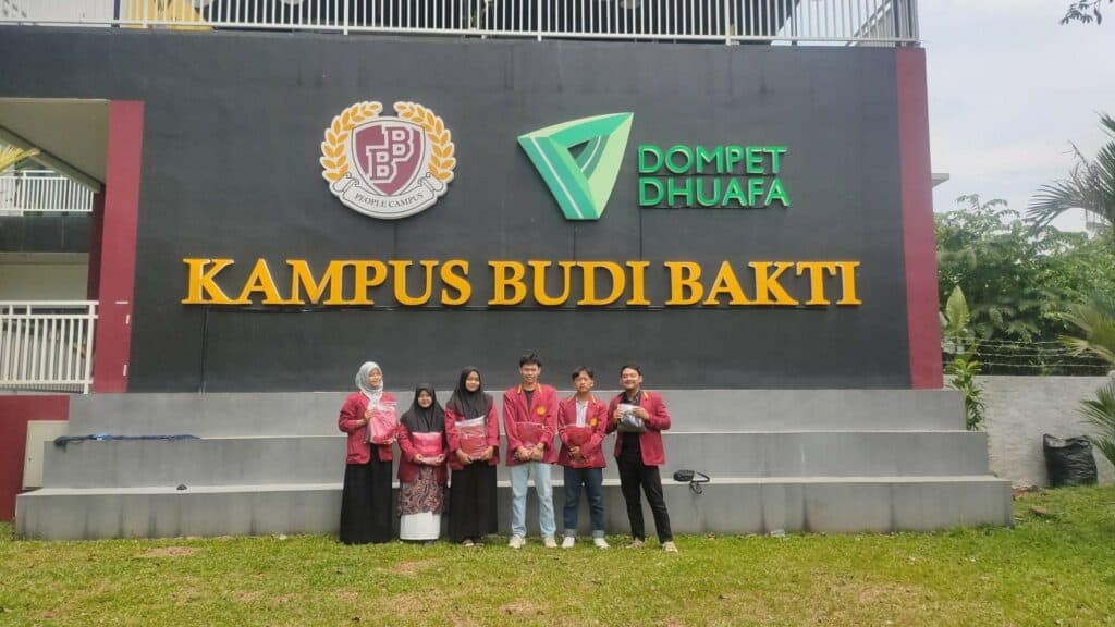 pakaian baru6 dompet dhuafa Perwakilan Mahasiswa STIM Budi Bakti Parung menerima donasi baju berupa blouse dan kemeja berwarna merah dari Matahari di halaman kampus, Jum’at (30/08/2024).