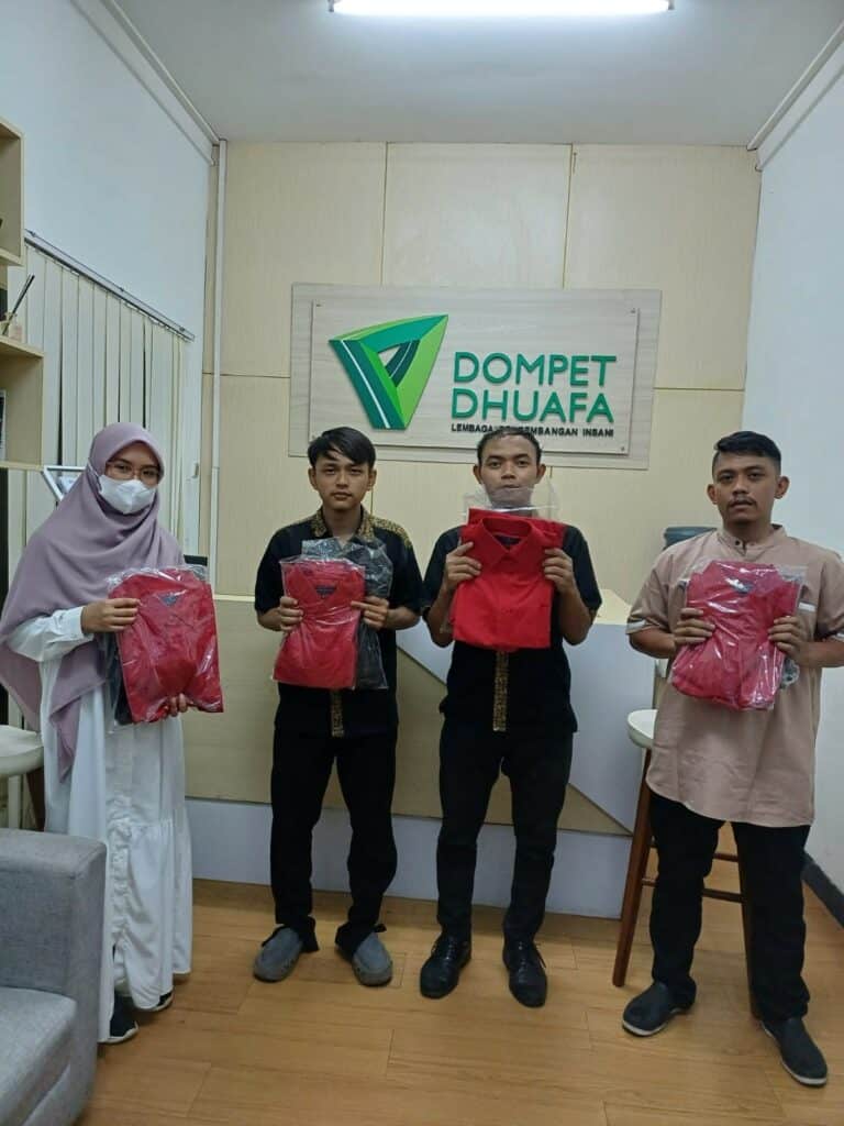 pakaian baru7 dompet dhuafa Perwakilan karyawan dan masyarakat sekitar GREAT Edunesia menerima donasi baju berupa blouse dan kemeja berwarna merah dari Matahari di GREAT Edunesia Jum’at (30/08/2024).