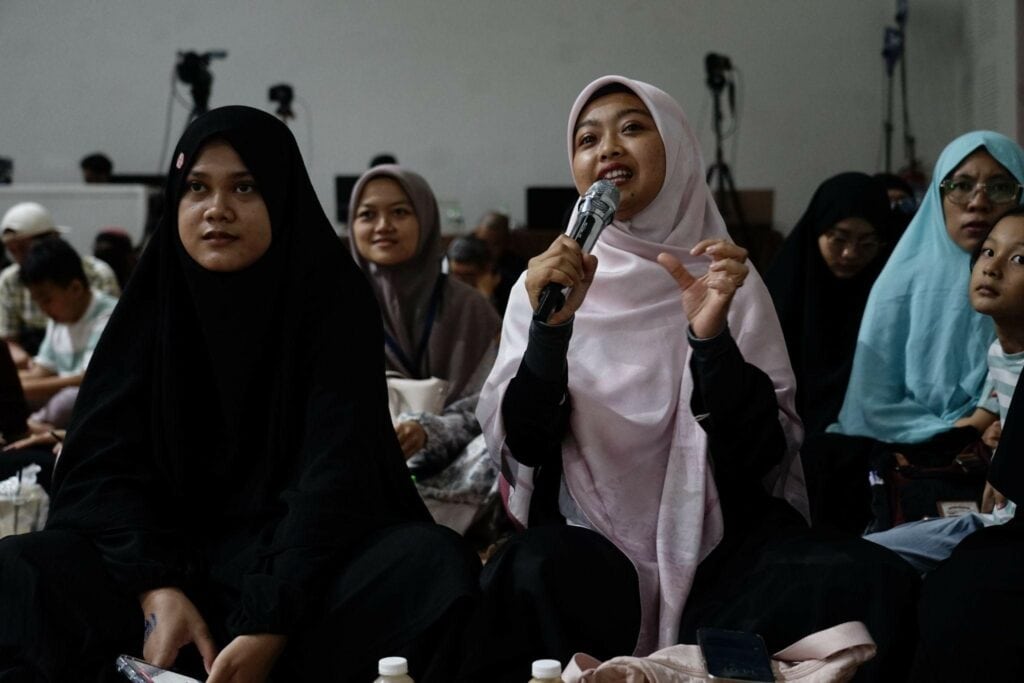 wakaf cuan3 dompet dhuafa Salah satu pengunjung Halal Fair 2024 memberikan pertanyaan saat sesi diskusi Waqf Talk “Bisnis Berkah, Cuan Melimpah” oleh Dompet Dhuafa.