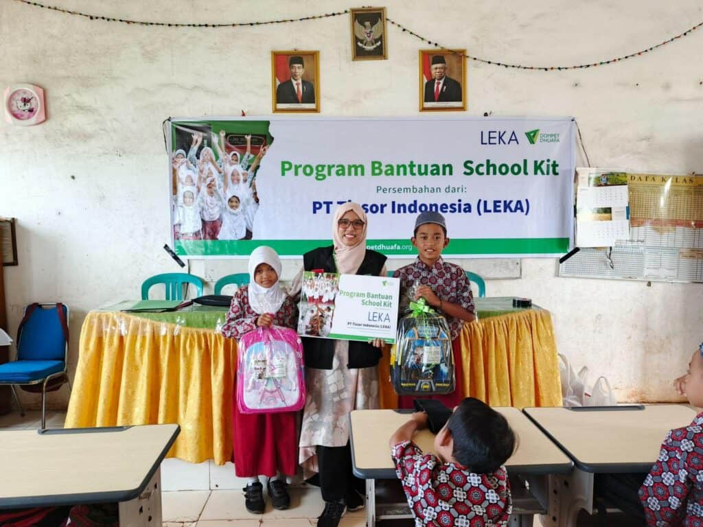 donasi leka5 dompet dhuafa Simbolis Penyaluran Program Bantuan School Kit persembahan dari PT Tissor Indonesia (LEKA) di SD Negeri 151 Palembang pada Rabu (11/9/2024).