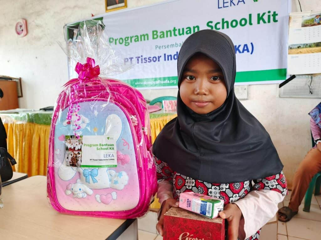 donasi leka9 dompet dhuafa Senyum ceria seorang siswi SD Negeri 151 Palembang saat menerima paket School Kit dari LEKA Indonesia melalui program'Satu Transaksi, Sejuta Donasi'.