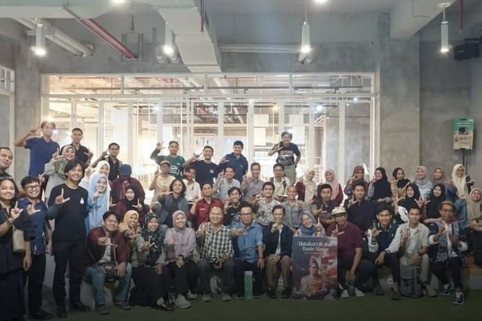 fotojet 4 dompet dhuafa Para peserta dan pengisi acara berfoto bersama dalam acara Bedah Buku Matahari di Atas Rante Mario, Nipah Mall, Kamis (24/10/2024).