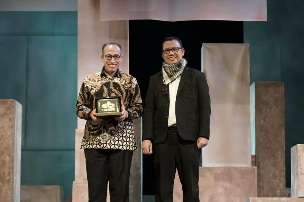 kedubes palestina3 dompet dhuafa Ahmad Juwaini selaku Ketua Pengurus Dompet Dhuafa memberikan plakat tanda apresiasi kepada Muhsin Syihab dalam pertunjukan teater musikal Tanah Yang Terpenjara di Gedung Kesenian Jakarta, Kamis (03/10/2024).