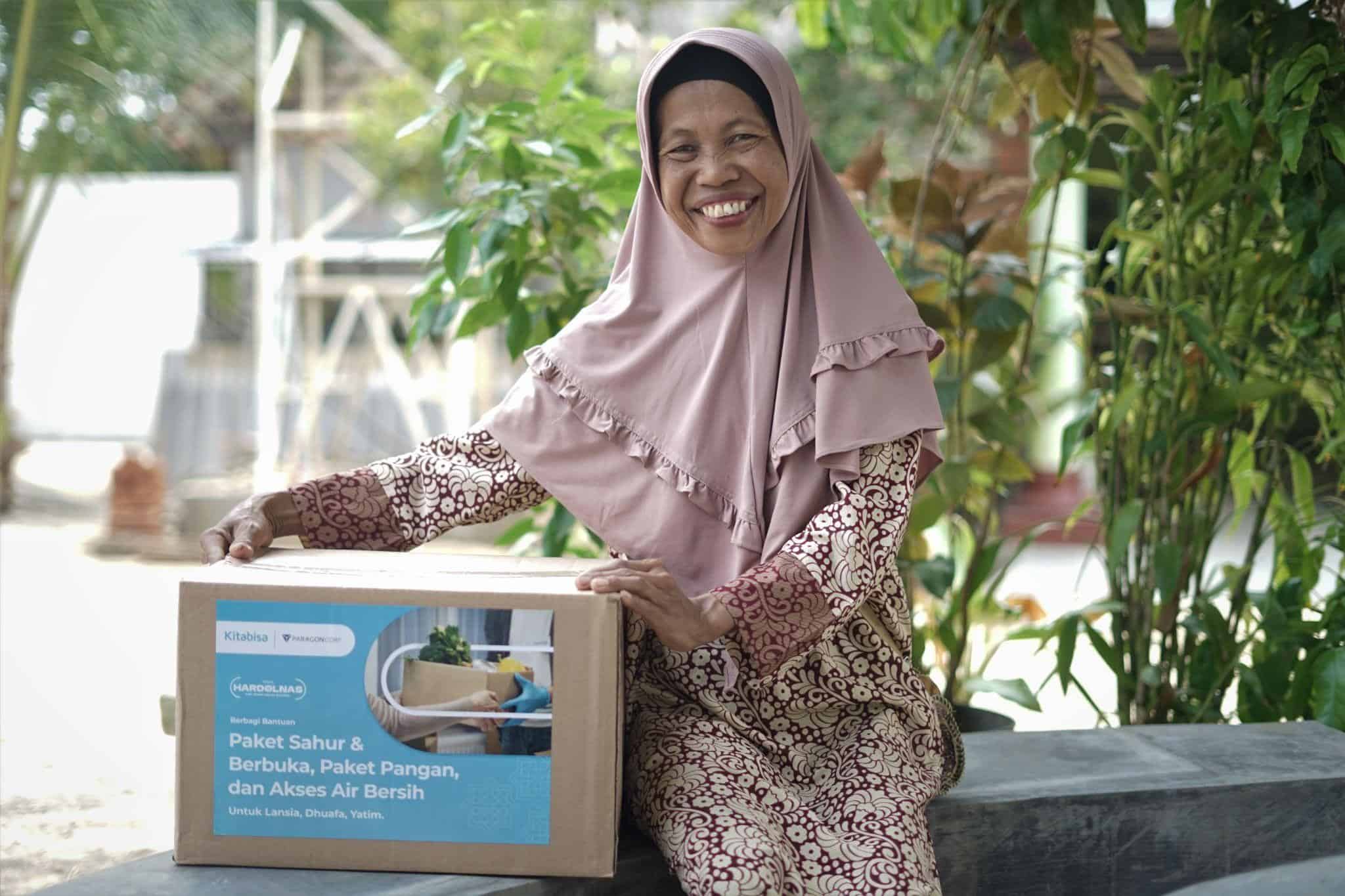 kisah marmiatun1 dompet dhuafa Marmiatun tersenyum lebar setelah menerima paket sembako dari Kitabisa dan Dompet Dhuafa.