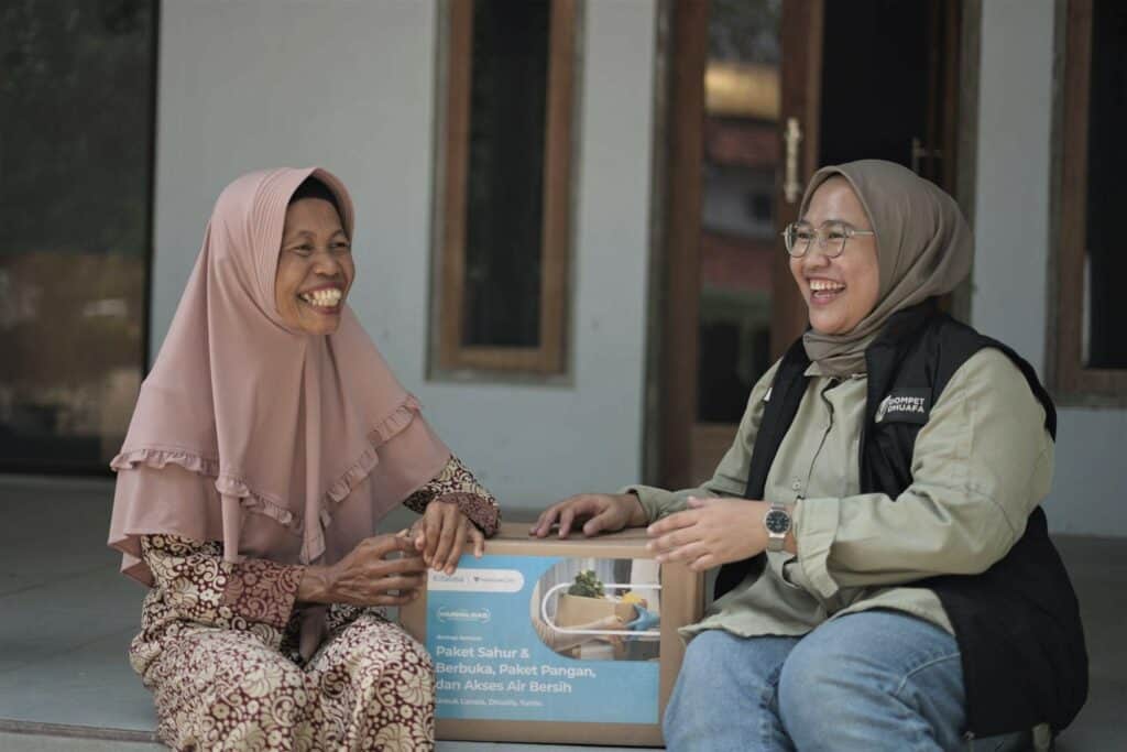 kisah marmiatun2 dompet dhuafa Bahagia Marmiatun tersenyum lebar setelah menerima paket sembako dari Kitabisa dan Dompet Dhuafa.