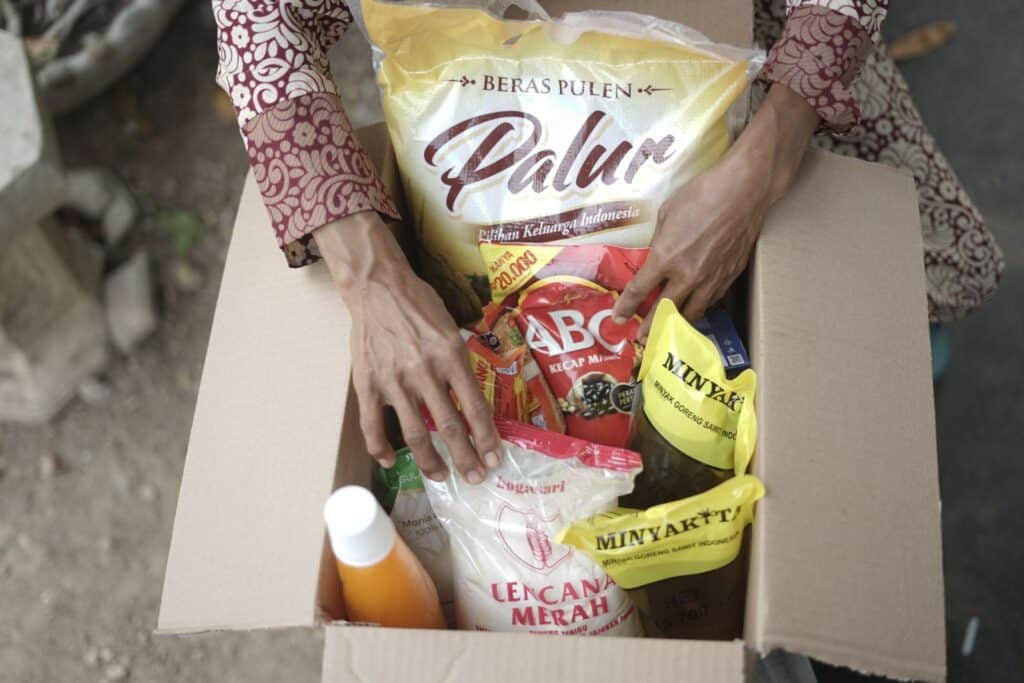 kisah marmiatun4 dompet dhuafa Paket sembako yang berisi minyak goreng, beras, tepung, gula dan beberapa kebutuhan pokok lainnya.