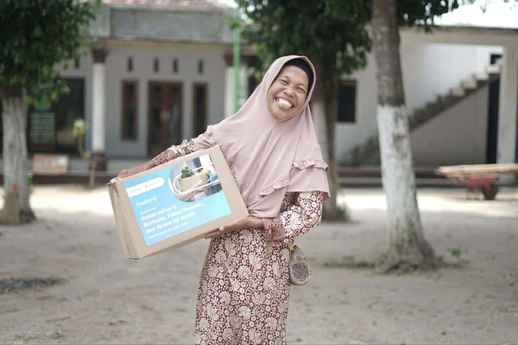 kisah marmiatun5 dompet dhuafa Meskipun terengah saat membawa paket sembako, wajah Marmiatun tetap dipenuhi dengan kebahagiaan.