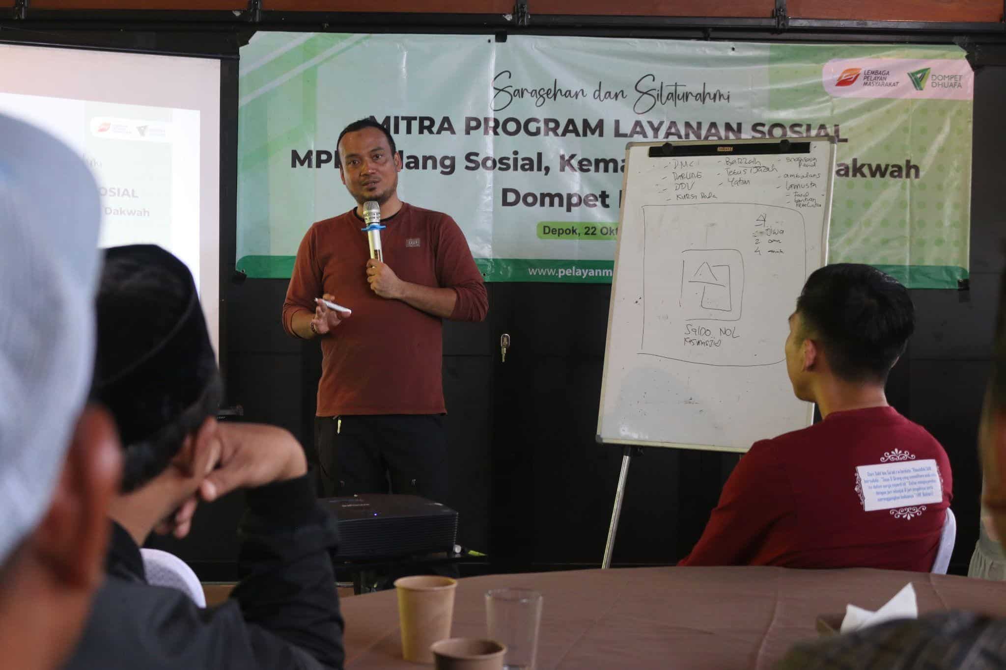 Arief Rahmadi Haryono selaku General Manager Program Sosial, Kemanusiaan, dan Dakwah Dompet Dhuafa saat mengisi sesi diskusi terkait kemitraan program sosial.