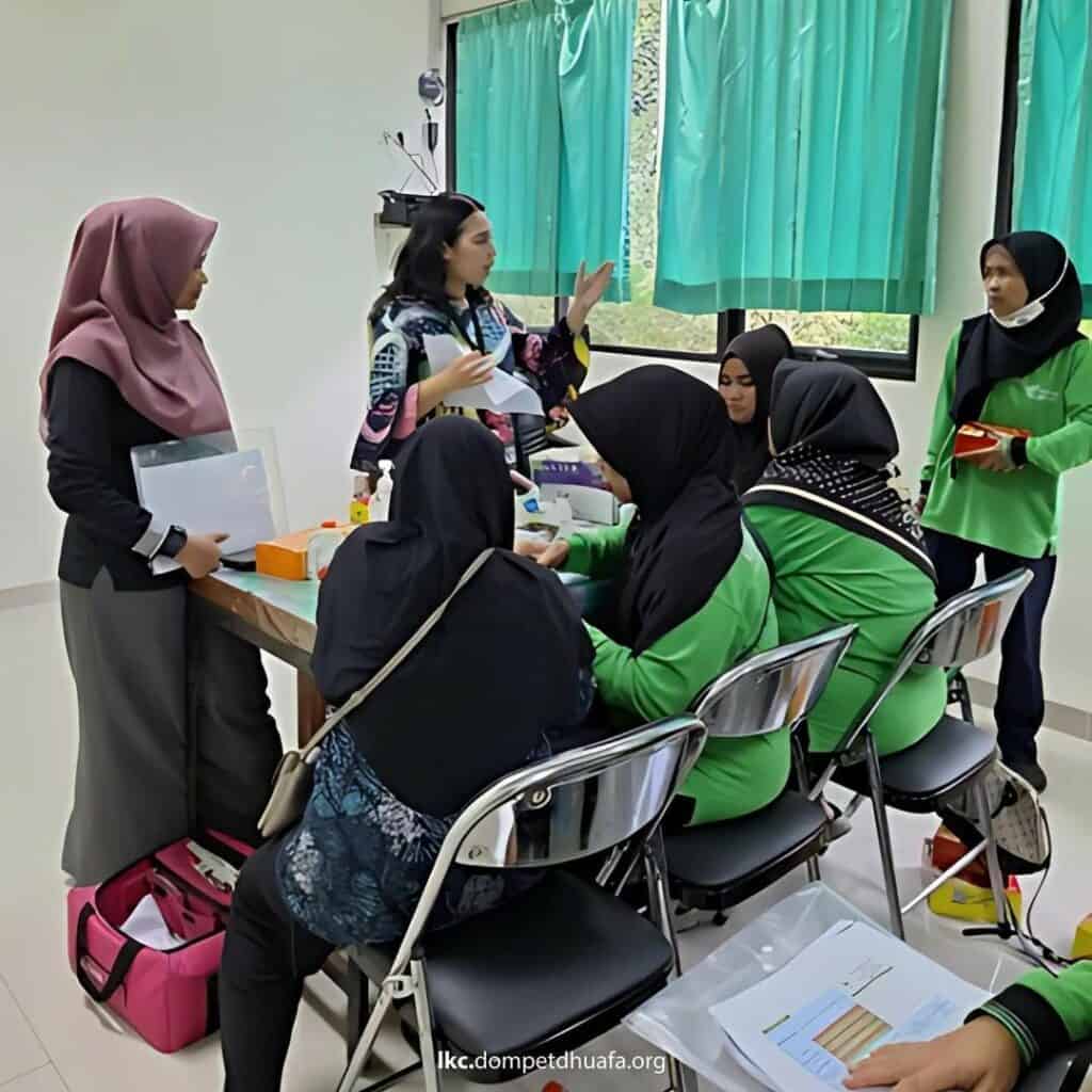 lkc2 dompet dhuafa Para kader posyandu di Kelurahan Pejagalan, Kecamatan Penjaringan, Kota Jakarta Utara, menyimak materi tentang pencegahan dan pengendalian penyakit tidak menular.