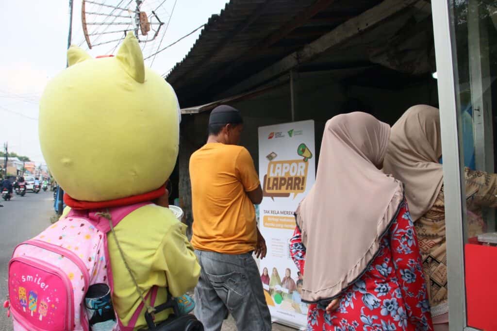 lapor lapar bekasi 2 dompet dhuafa Warga Bekasi mengantre untuk menukarkan kupon Lapor Lapar di rumah makan yang telah ditentukan.