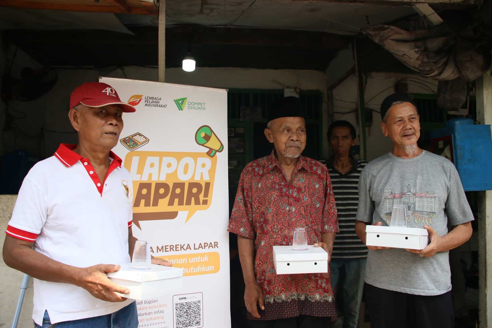 lapor lapar bekasi 3 dompet dhuafa Rauta bahagia warga Bekasi karena menerima bantuan pangan dari Program Lapor Lapar yang dijalankan LPM Dompet Dhuafa.