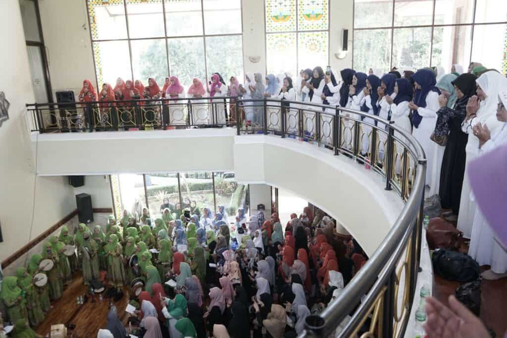 maulid nabi muliakan anak yatim2 dompet dhuafa Ratusan jemaah memenuhi Masjid Atta’awun Puncak, Cisarua, Bogor, dalam Peringatan Maulid Nabi Muhammad SAW pada Selasa (20/10/2024).