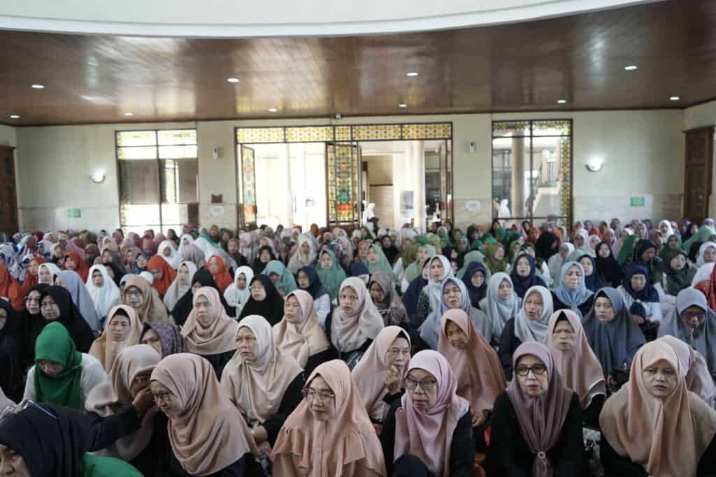 maulid nabi muliakan anak yatim3 dompet dhuafa Ratusan jemaah memenuhi Masjid Atta’awun Puncak, Cisarua, Bogor, dalam Peringatan Maulid Nabi Muhammad Saw pada Selasa (20/10/2024).