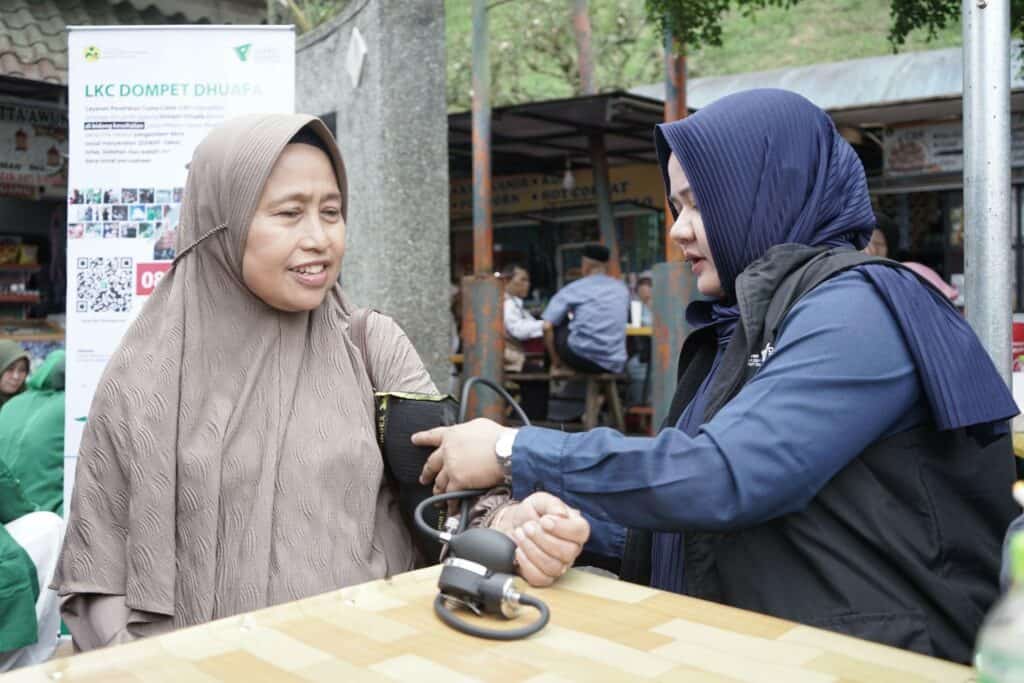 maulid nabi muliakan anak yatim5 dompet dhuafa Salah satu jemaah mengunjungi Pos Kesehatan oleh Layanan Kesehatan Cuma-Cuma Dompet Dhuafa.