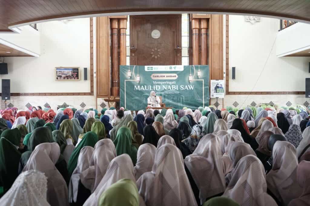 maulid nabi muliakan anak yatim9 dompet dhuafa Tausiah Ustazah Aah Nurul Muhibbah sebagai penutup pada peringatan Maulid Nabi Muhammad Saw di Masjid Atta'awun Puncak, Bogor.