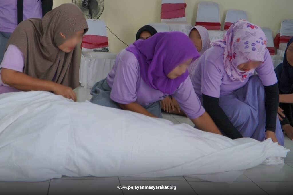 pelatihan pemulasaraan jenazah2 dompet dhuafa Para peserta ‘Pelatihan Pemulasaraan Jenazah’, warga binaan Lapas Wanita Kelas II A Semarang belajar tata cara pemulasaran jenazah, Rabu (25/09/24).