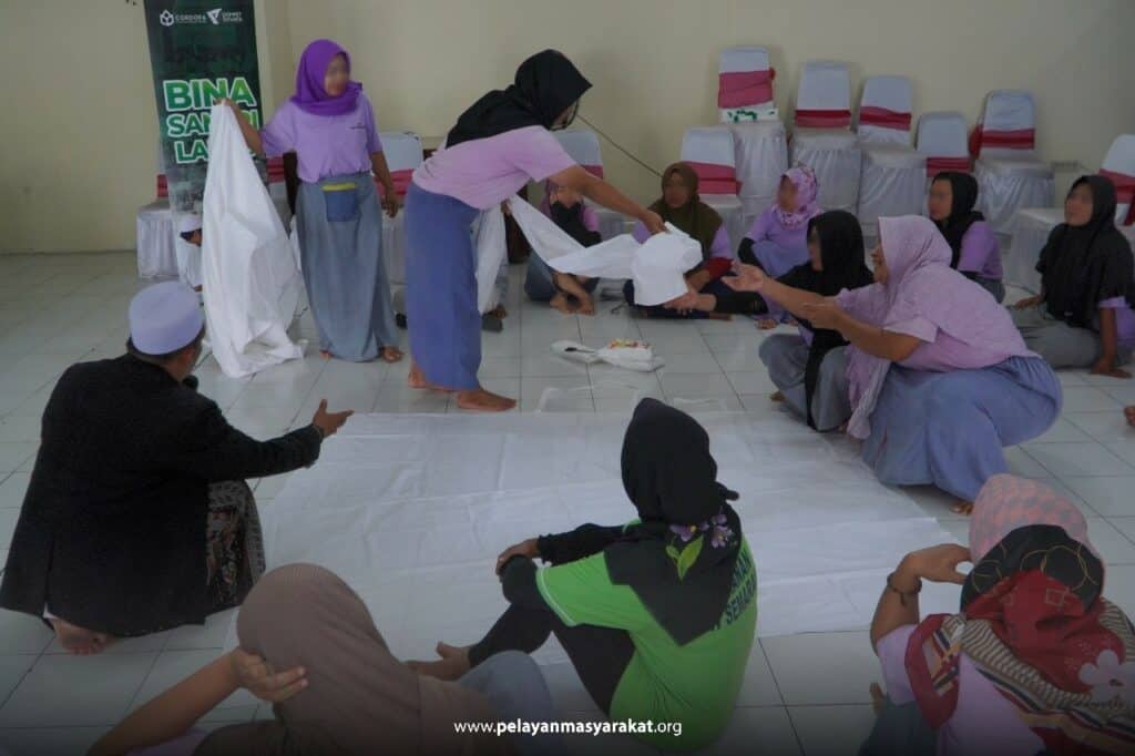 pelatihan pemulasaraan jenazah3 dompet dhuafa Para peserta ‘Pelatihan Pemulasaraan Jenazah’, warga binaan Lapas Wanita Kelas II A Semarang dengan antusias mempraktekan tata cara pemulasaran jenazah, Rabu (25/09/24).