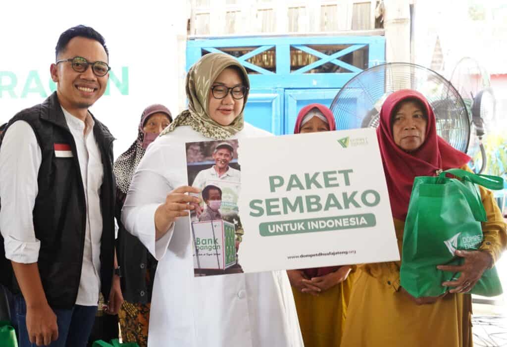 pemberdayaan masyarakat jateng 5 dompet dhuafa Penyerahan bantuan paket sembako oleh Dompet Dhuafa untuk warga sekitar Pemberdayaan