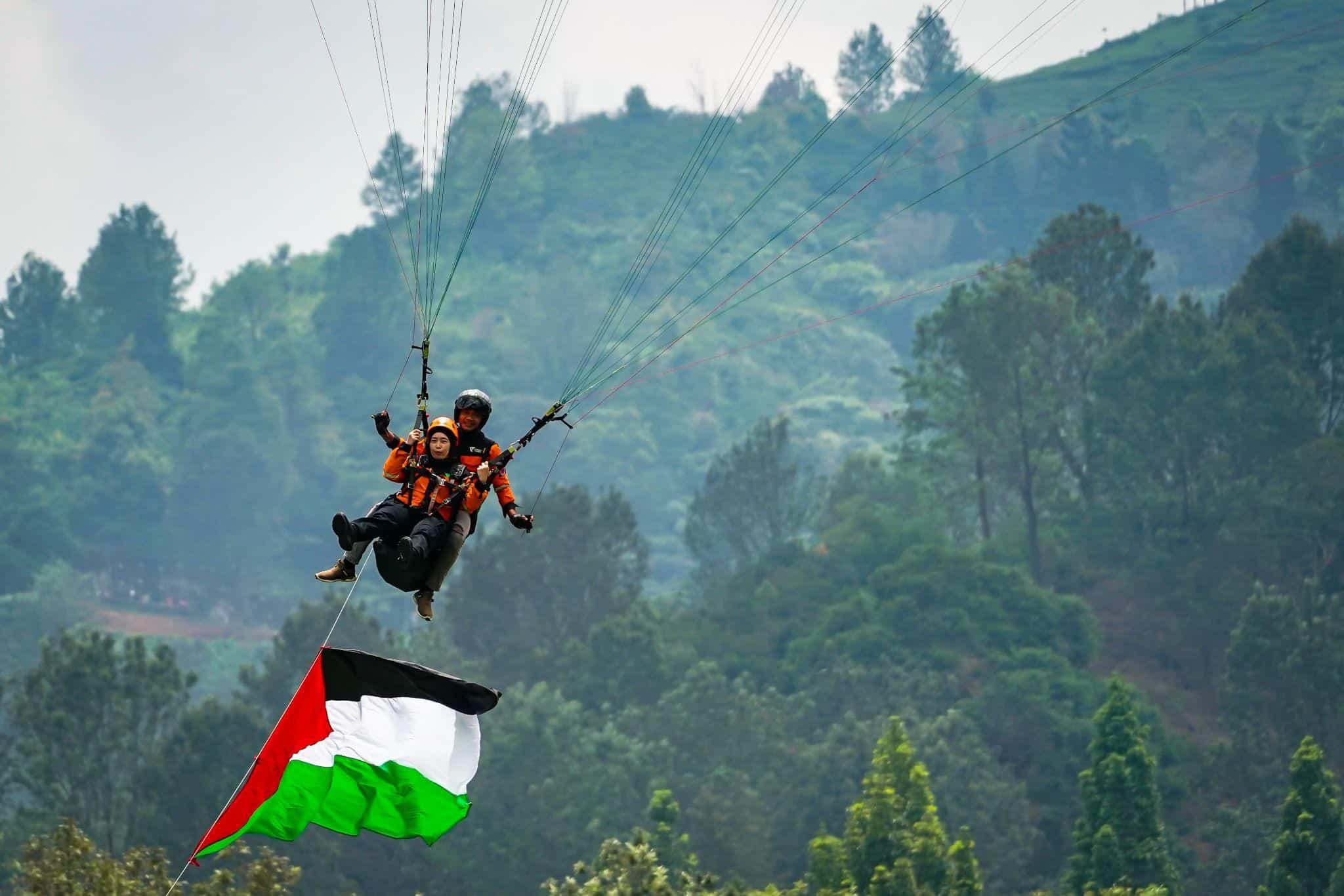 pengibaran bendera palestina1 dompet dhuafa