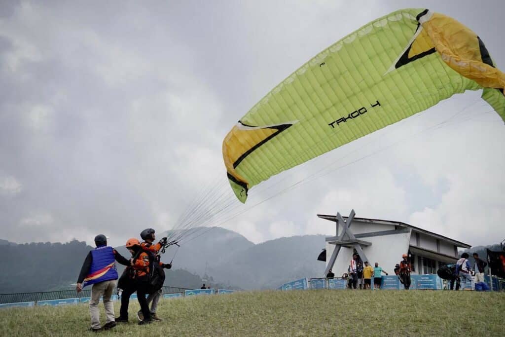 pengibaran bendera palestina3 dompet dhuafa Paralayang tim DMC Dompet Dhuafa lepas landas dari ketinggian 1.300 meter di atas permukaan laut (MDPL) kawasan Puncak, Bogor, Jumat (11/10/2024).