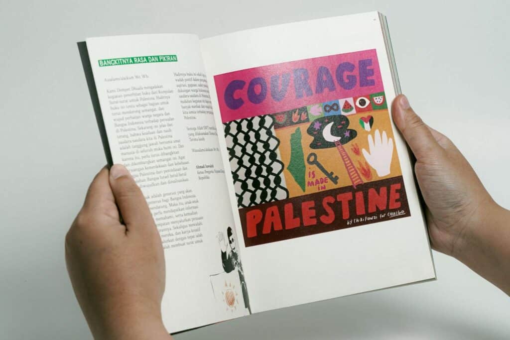 sejuta surat untuk palestina dompet dhuafa Salah satu ilustrasi karya Chiki Fawzi, kontributor dalam buku Sejuta Surat untuk Palestina, sebuah antologi yang menghadirkan 75 karya terpilih berupa surat, puisi, ilustrasi dan foto.
