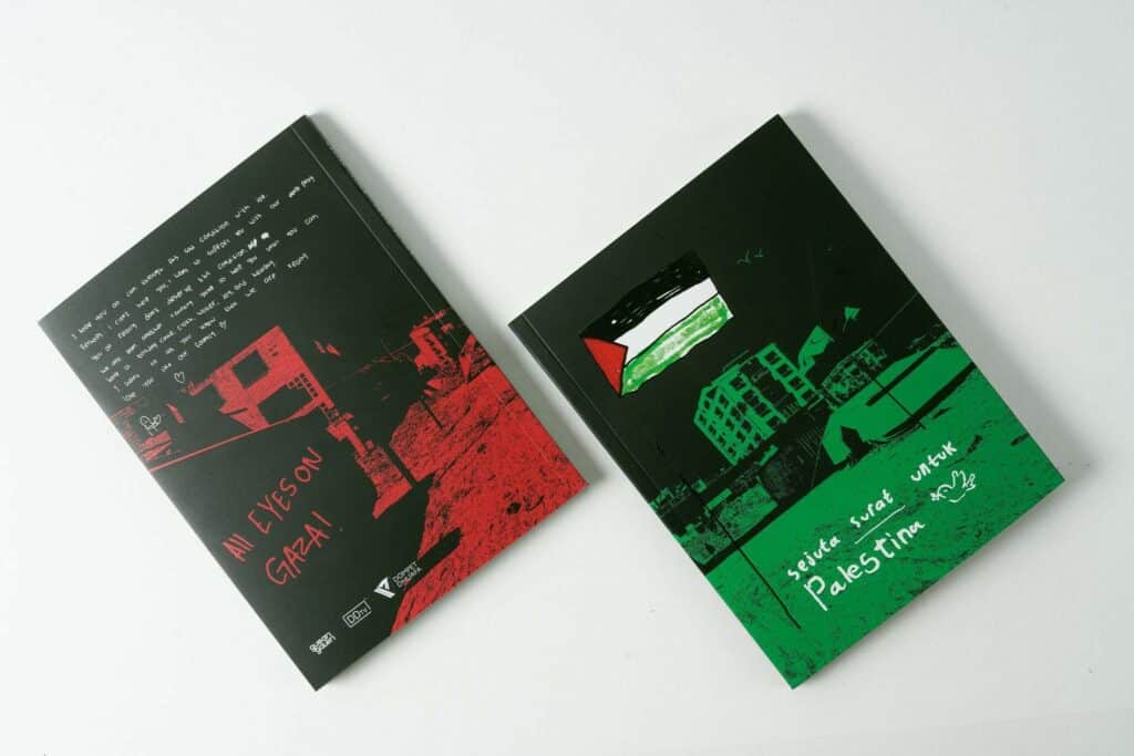 sejuta surat untuk palestina10 dompet dhuafa Tampak sampul depan (kanan) dan sampul belakang (kiri) buku Sejuta Surat untuk Palestina, sebuah antologi yang menghadirkan 75 karya terpilih berupa surat, puisi, ilustrasi dan foto.