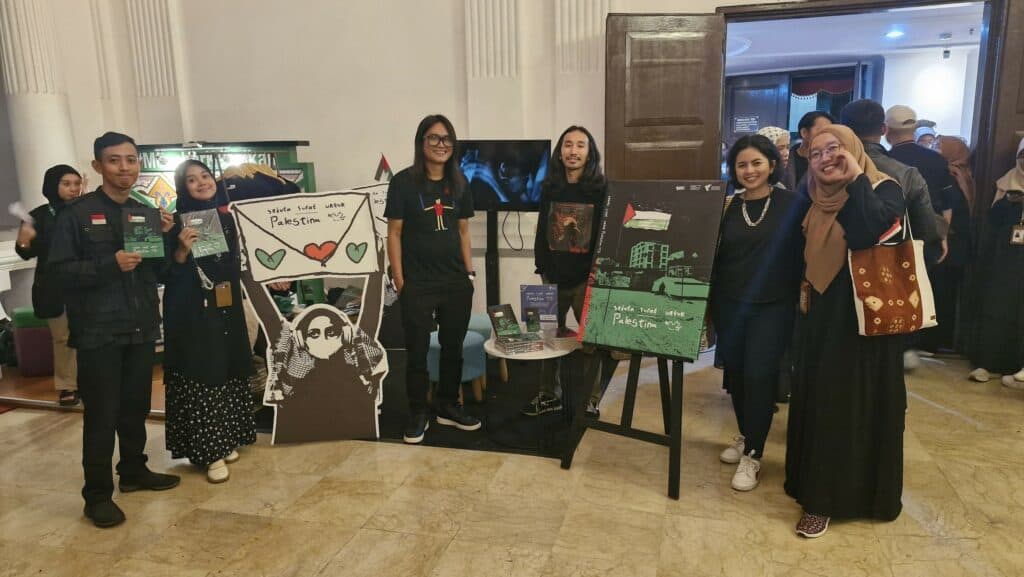sejuta surat untuk palestina11 dompet dhuafa Tim Penyusun buku Sejuta Surat untuk Palestina, Dompet Dhuafa & Gueari Galeri pada peluncurannya dalam sebuah perhelatan teater musikal “Tanah Yang Terpenjara - Lantangkan Suara untuk Palestina” bersama Titimangsa di Gedung Kesenian Jakarta, pada Kamis (03/10/2024) malam.