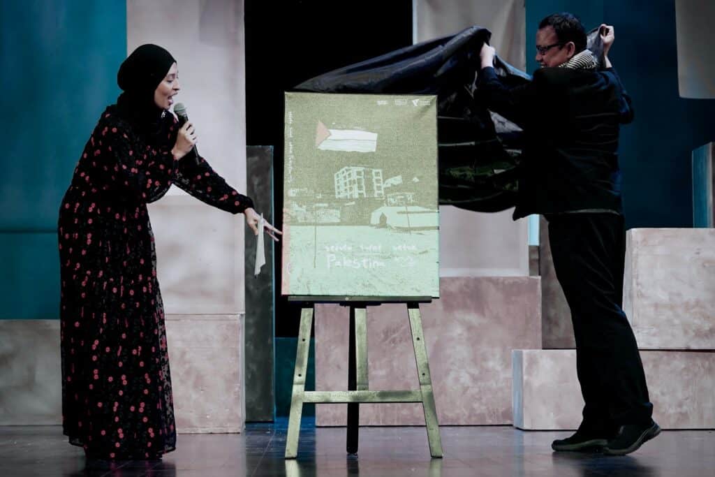 sejuta surat untuk palestina2 dompet dhuafa Simbolis peluncuran buku Sejuta Surat untuk Palestina dilakukan langsung oleh Ketua Pengurus Dompet Dhuafa, Ahmad Juwaini (kanan) dalam sebuah perhelatan teater musikal “Tanah Yang Terpenjara - Lantangkan Suara untuk Palestina” bersama Titimangsa di Gedung Kesenian Jakarta, pada Kamis (03/10/2024) malam.