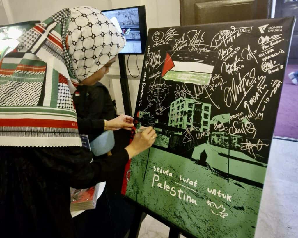 sejuta surat untuk palestina3 dompet dhuafa Direktur Sumberdaya Mobilisasi Dompet Dhuafa, Etika Setiawanti, menandatangani giant book cover antologi Sejuta Surat untuk Palestina sebagai simbolis peluncuran buku tersebut dalam sebuah perhelatan teater musikal “Tanah Yang Terpenjara - Lantangkan Suara untuk Palestina” bersama Titimangsa di Gedung Kesenian Jakarta, pada Kamis (03/10/2024) malam.