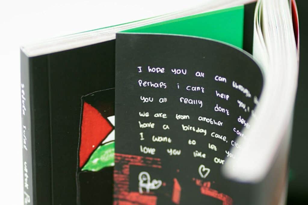sejuta surat untuk palestina8 dompet dhuafa Detail sampul belakang buku Sejuta Surat untuk Palestina, sebuah antologi yang menghadirkan 75 karya terpilih berupa surat, puisi, ilustrasi dan foto.