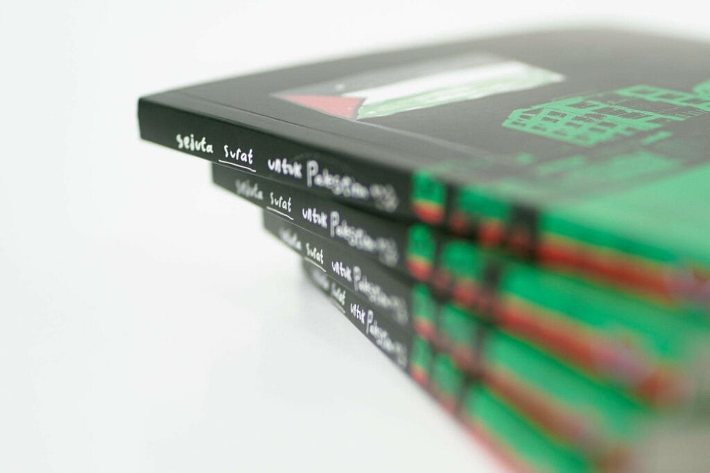 sejuta surat untuk palestina9 dompet dhuafa Detail sampul pinggir buku Sejuta Surat untuk Palestina, sebuah antologi yang menghadirkan 75 karya terpilih berupa surat, puisi, ilustrasi dan foto.