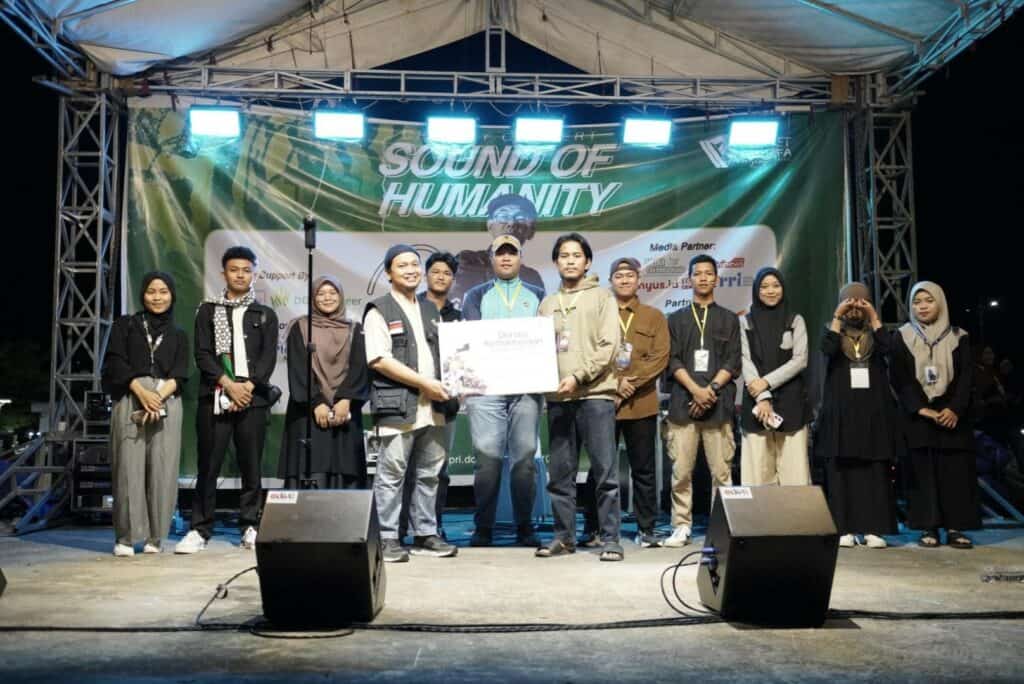 sound of humanity kepri4 dompet dhuafa Penyerahan donasi kemanusiaan oleh Aliansi Tanjungpinang Jaga Palestina kepada Dompet Dhuafa dalam Sound of Humanity, pada Minggu (20/10/2024) di Alun-Alun Tugu Sirih, Kepulauan Riau.