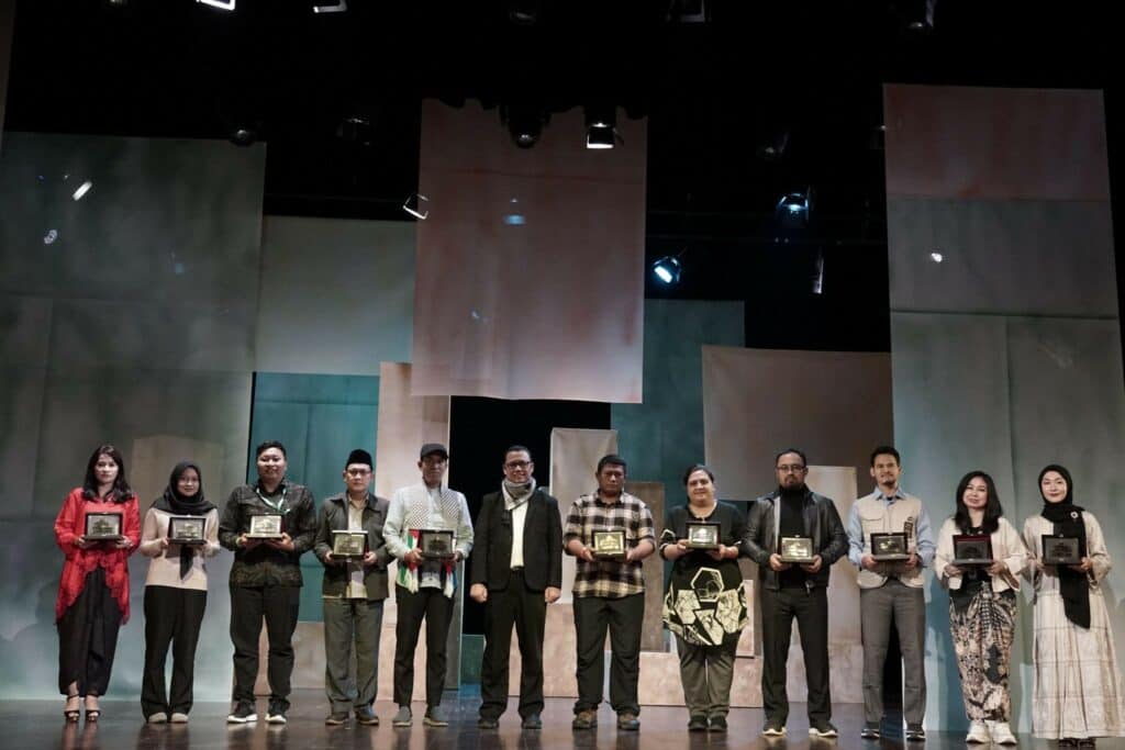 tanah yang terpenjara10 dompet dhuafa Dompet Dhuafa memberikan apresiasi kepada para mitra kebaikan yang terdiri dari perusahaan, MPZ, instansi pendidikan, dan berbagai pihak lainnya yang telah mendukung upaya kemanusiaan untuk Palestina.