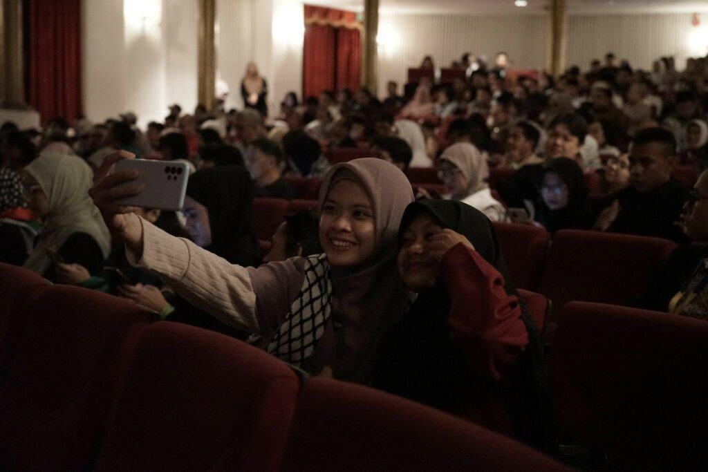 tanah yang terpenjara7 dompet dhuafa Farhana dan Salwa sangat antusias ketika memasuki area teater, bersiap untuk montonton Tanah yang Terpenjara.