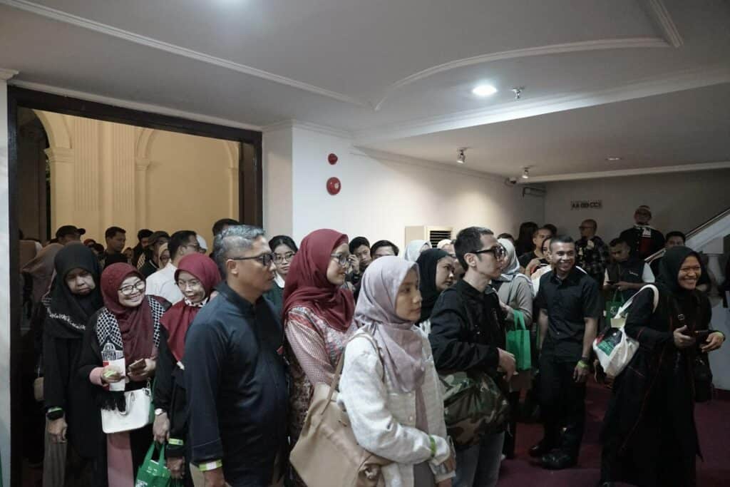 tanah yang terpenjara8 dompet dhuafa Antrean mengular memasuki gedung teater.