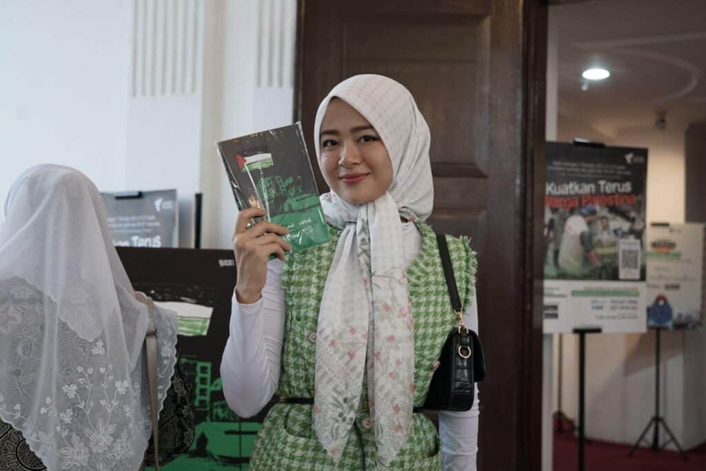 tanah yang terpenjara9 dompet dhuafa Chef Amanda dengan bangga menunjukkan dukungannya untuk Palestina. Ia juga membeli buku Sejuta Surat untuk Palestina.