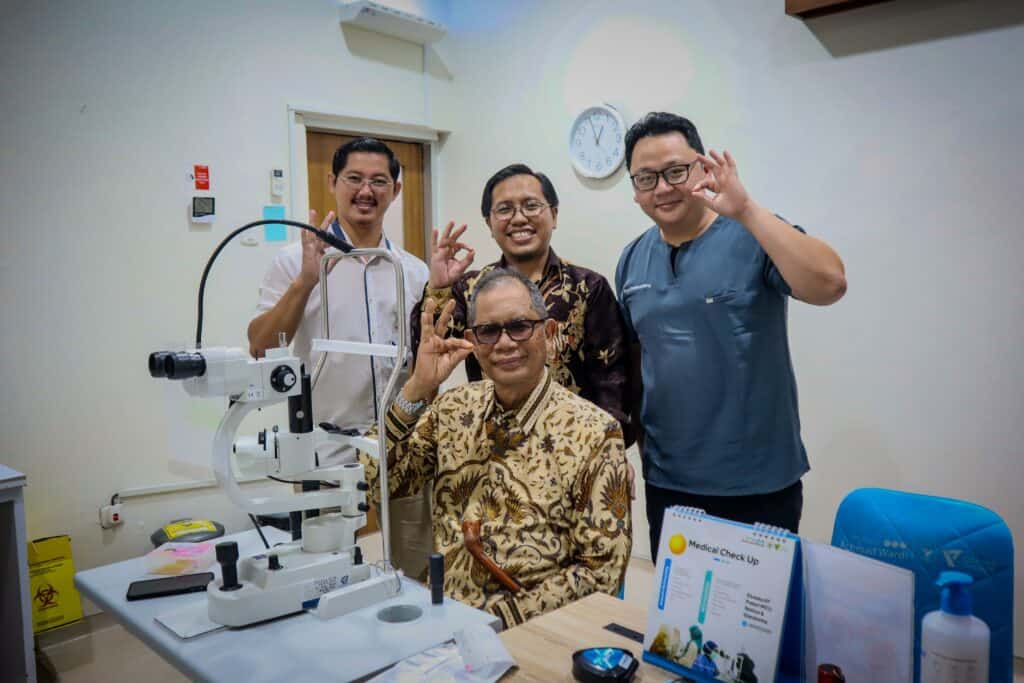 whatsapp image 20240930 at 143554 dompet dhuafa Inisiator dan Ketua Pembina Yayasan Dompet Dhuafa Republika, Parni Hadi, saat melakukan kunjungan sekaligus melakukan pemeriksaan mata di RS Mata Achmad Wardi di Serang, Banten yang merupakan hasil dari cash wakaf link sukuk.
