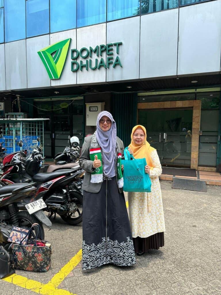 delegasi cordofa2 dompet dhuafa Dai Ambassador Dompet Dhuafa, Murniati Mukhlisin (kiri) yang merupakan seorang pakar terkemuka di bidang Islamic Financial Planning, akan menyampaikan dakwah tentang literasi keuangan syariah dalam kunjungan yang berlangsung dari tanggal 11 hingga 28 Oktober 2024, mencakup wilayah Amerika hingga Kanada.