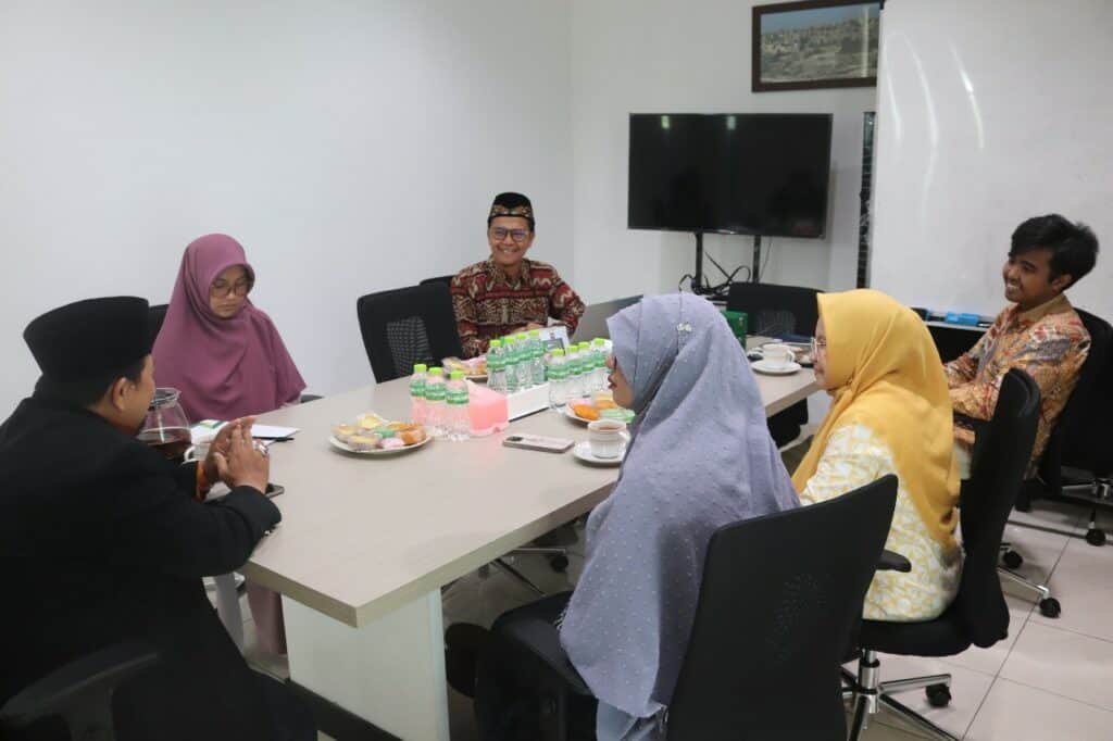 delegasi cordofa3 dompet dhuafa Pertemuan pelepasan sekaligus penguatan dakwah menuju Amerika oleh Ahmad Shonhaji selaku Direktur YSMI (MPP Dompet Dhuafa) beserta tim dan Dai Ambassador Cordofa Murniati Mukhlisin di Kantor Dompet Dhuafa wilayah CIP Tangerang Selatan, Selasa (08/10/24).