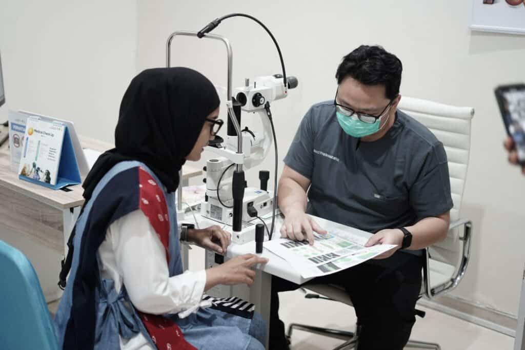 manfaat wakaf6 dompet dhuafa Di ruang eksklusif, peserta berkesempatan mendapatkan pemeriksaan mata serta konsultasi dengan dokter spesialis, Jumat (18/10/2024).