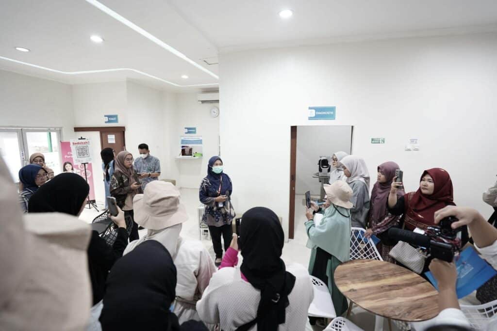 manfaat wakaf7 dompet dhuafa Para peserta melakukan hospital tour ke berbagai ruangan di RSAW Dompet Dhuafa, Jumat (18/10/2024).