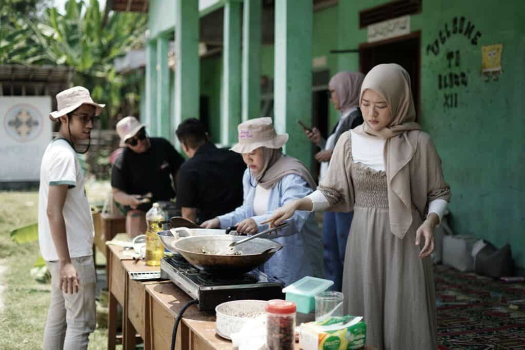 manfaat wakaf9 dompet dhuafa Para peserta relawan kegiatan memasak hasil nelayan Pulau Panjang bersama warga, Sabtu (19/10/2024).