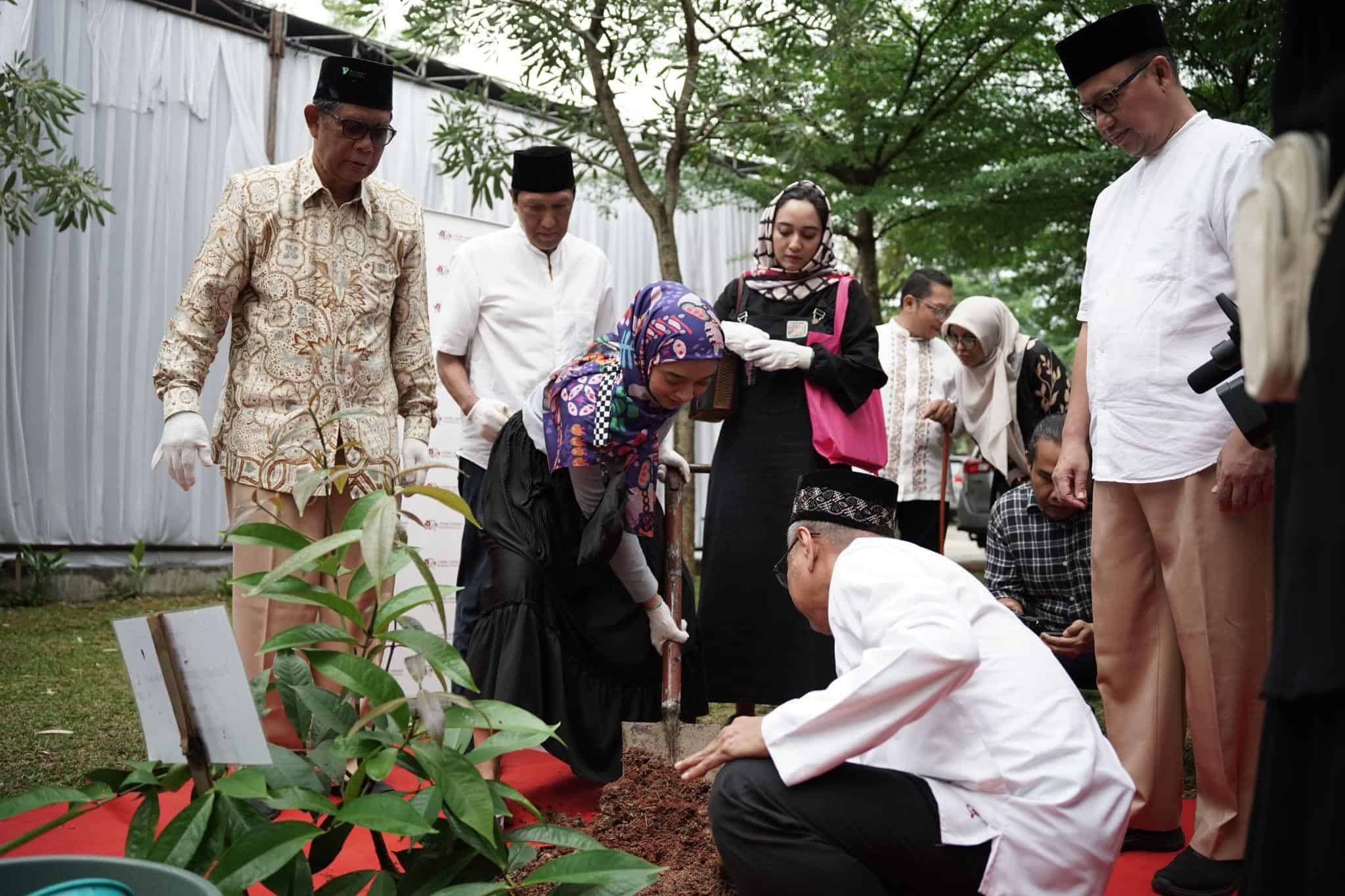 Inisiator dan Ketua Dewan Pembina Dompet Dhuafa, Parni Hadi, bersama keluarga Ikang Fawzi melakukan penanaman pohon sebelum pembacaan Surat Yasin dan Tahlil 40 hari almarhumah Marissa Haque di Gedung KLC, Minggu (10/11/2024).