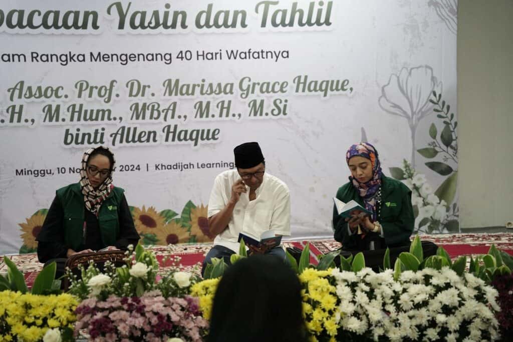 Bella, Ikang, dan Chiki Fawzi (ki-ka) saat pembacaan Surat Yasin dan Tahlil mengenang 40 hari almarhumah Marissa Haque di Gedung KLC, Minggu (10/11/2024).