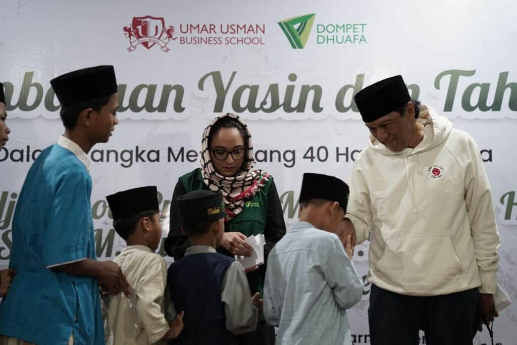 Santunan anak-anak yatim dan piatu pasca pembacaan Surat Yasin dan Tahlil mengenang 40 hari almarhumah Marissa Haque di Gedung KLC, Minggu (10/11/2024).