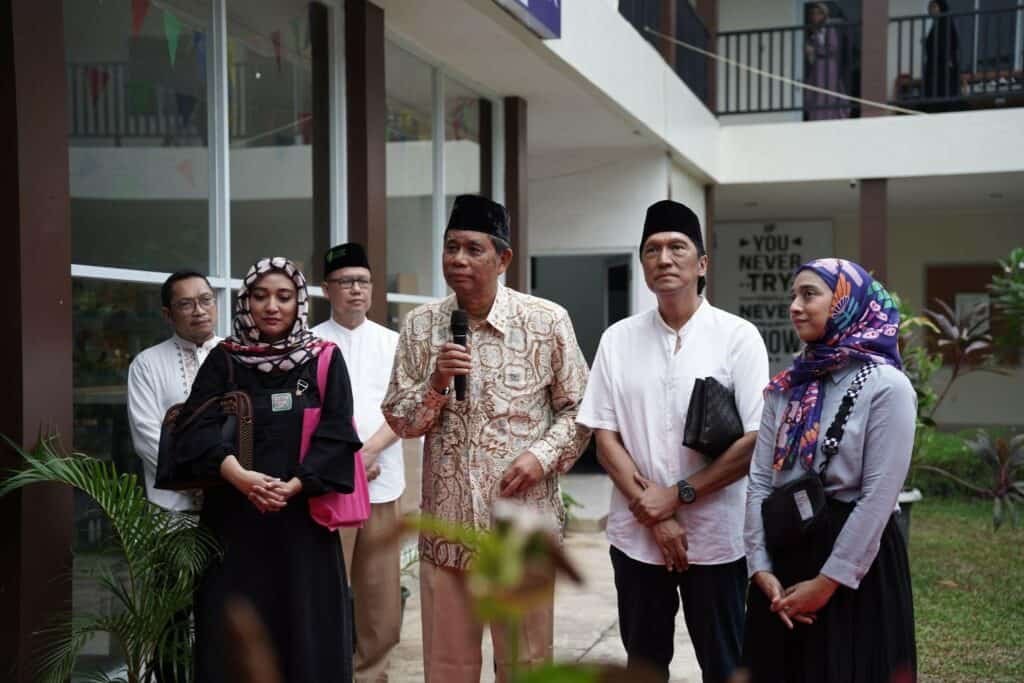 Inisiator dan Ketua Dewan Pembina Dompet Dhuafa, Parni Hadi (tengah), bersama keluarga Ikang Fawzi, memberi sambutan sebelum melakukan penanaman pohon dalam rangkaian acara pembacaan Surat Yasin dan Tahlil 40 hari almarhumah Marissa Haque di Gedung KLC, Minggu (10/11/2024).