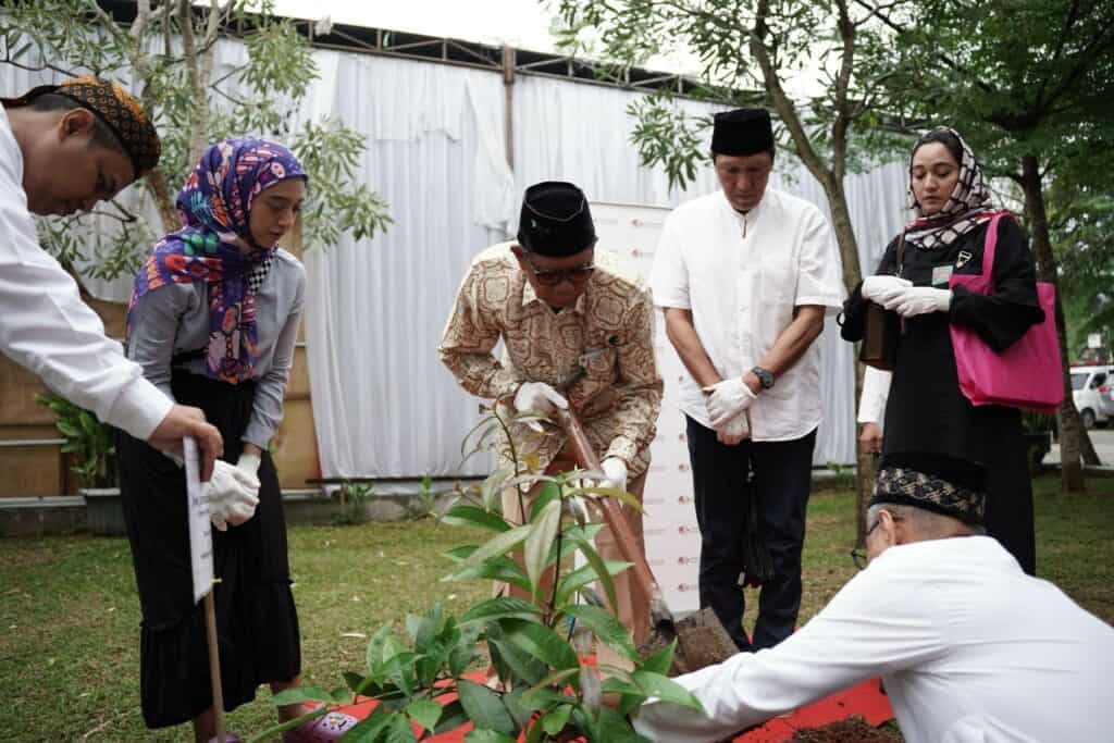 Inisiator dan Ketua Dewan Pembina Dompet Dhuafa, Parni Hadi (tengah), bersama keluarga Ikang Fawzi melakukan penanaman pohon sebelum pembacaan Surat Yasin dan Tahlil 40 hari almarhumah Marissa Haque di Gedung KLC, Minggu (10/11/2024).