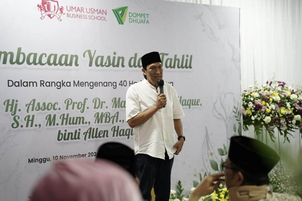 Suami almarhumah Marissa Haque, Ikang Fawzi, memberi sambutan sebelum pembacaan Surat Yasin dan Tahlil mengenang 40 hari almarhumah Marissa Haque di Gedung KLC, Minggu (10/11/2024).