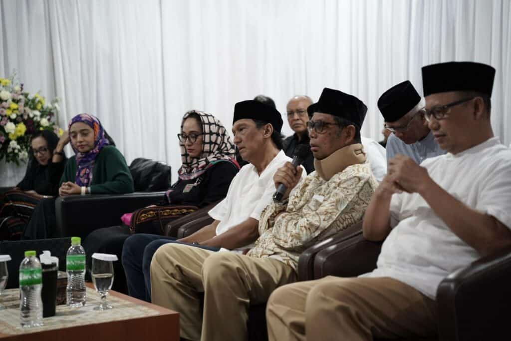 Inisiator dan Ketua Dewan Pembina, Parni Hadi (kedua-kanan), memberi sambutan sebelum pembacaan Surat Yasin dan Tahlil mengenang 40 hari almarhumah Marissa Haque di Gedung KLC, Minggu (10/11/2024).