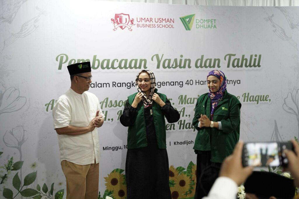 Ketua Pengurus Dompet Dhuafa, Ahmad Juwaini (kiri), menyematkan secara simbolis rompi ambassador wakaf Dompet Dhuafa kepada Bella dan Chiki Fawzi, putri almarhumah Marissa Haque, Minggu (10/11/2024). Ini merupakan bentuk apresiasi kepada Bella dan Chiki Fawzi atas dedikasi, kerelawanan, serta kebaikan yang menginspirasi dan selaras dengan apa yang dilakukan oleh Dompet Dhuafa, sehingga bisa terus meneruskan mengembangkan kebaikan sang ibunda.